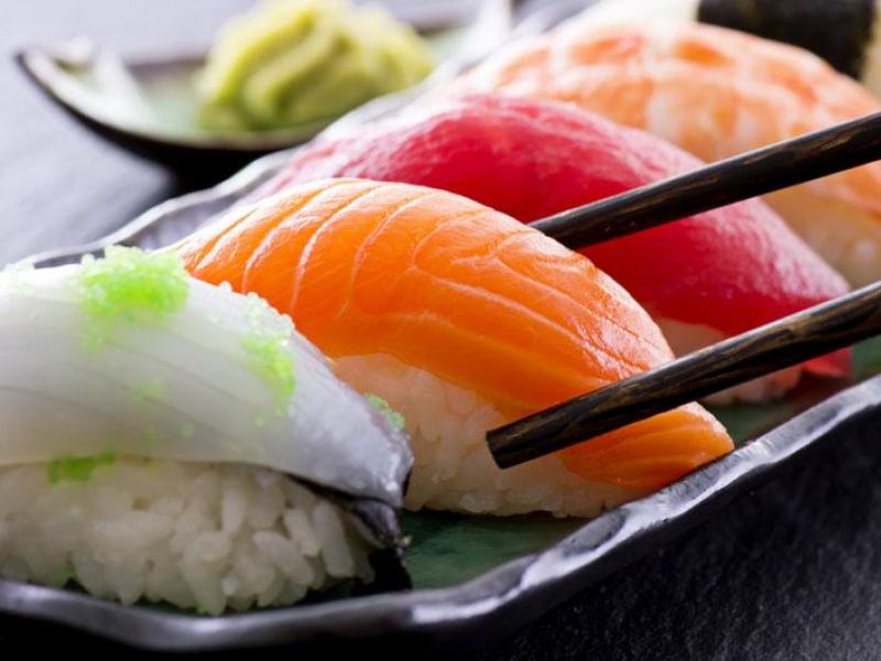 Paano magsimula ng paghahatid ng sushi roll